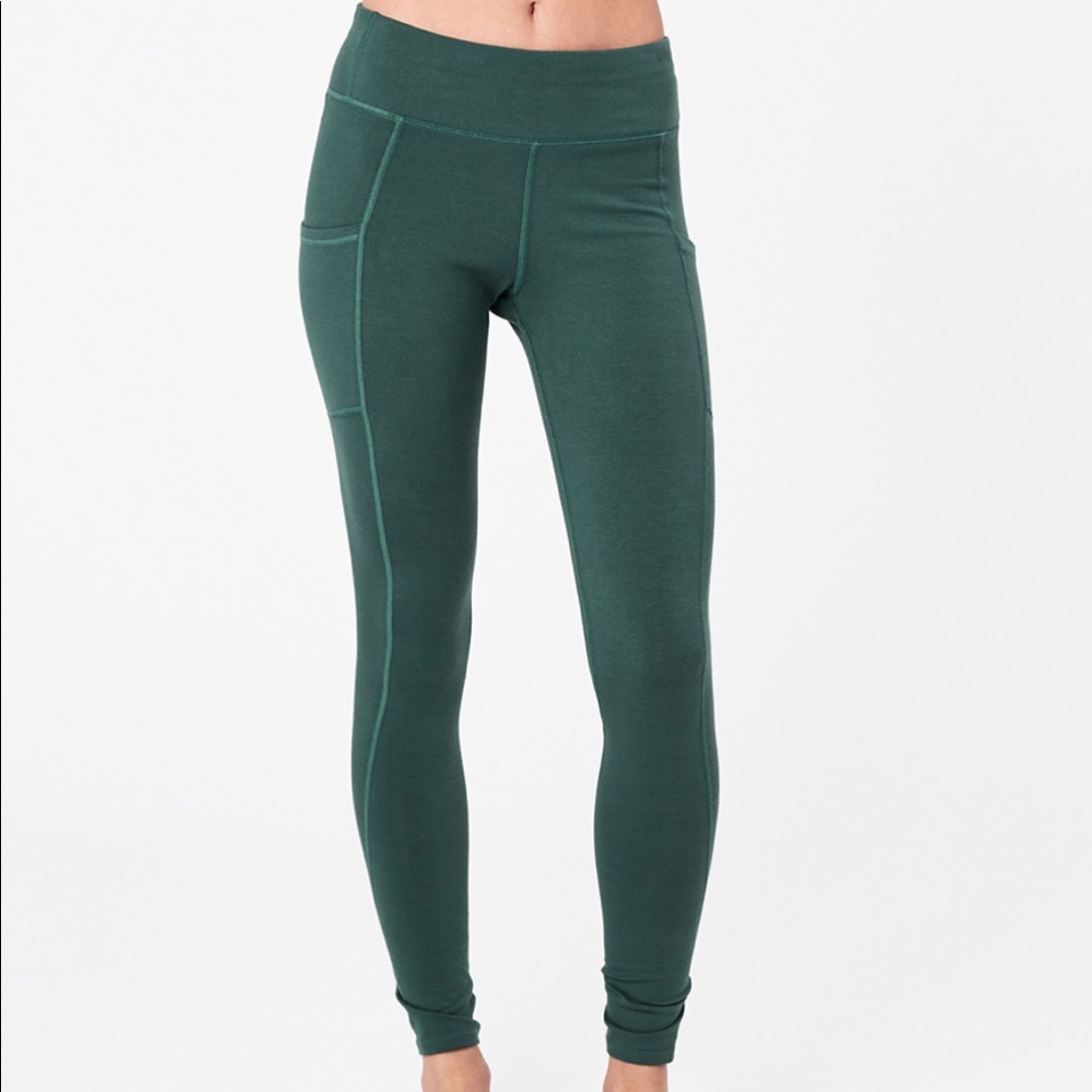 Pact Women’s Pocket Leggings in Mallard green